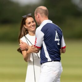 Prințul William își cuprinse soția cu ambele mâini, la un meci de polo