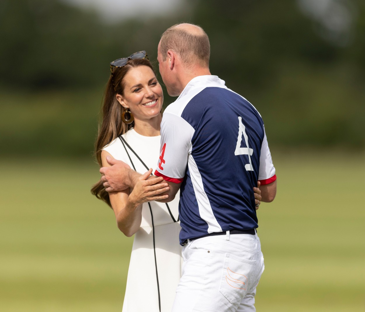 Prințul William își cuprinse soția cu ambele mâini, la un meci de polo