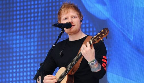 Ed Sheeran într-un tricou negru în timp ce ține un concert în Londra după ce a ales numele fiicei sale