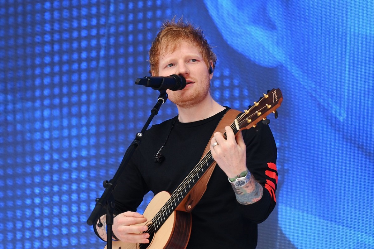 Ed Sheeran într-un tricou negru în timp ce ține un concert în Londra după ce a ales numele fiicei sale