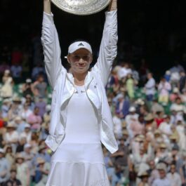 Elena Rybakina în timp ce ridică trofeul de la Wimbledon în fața publicului