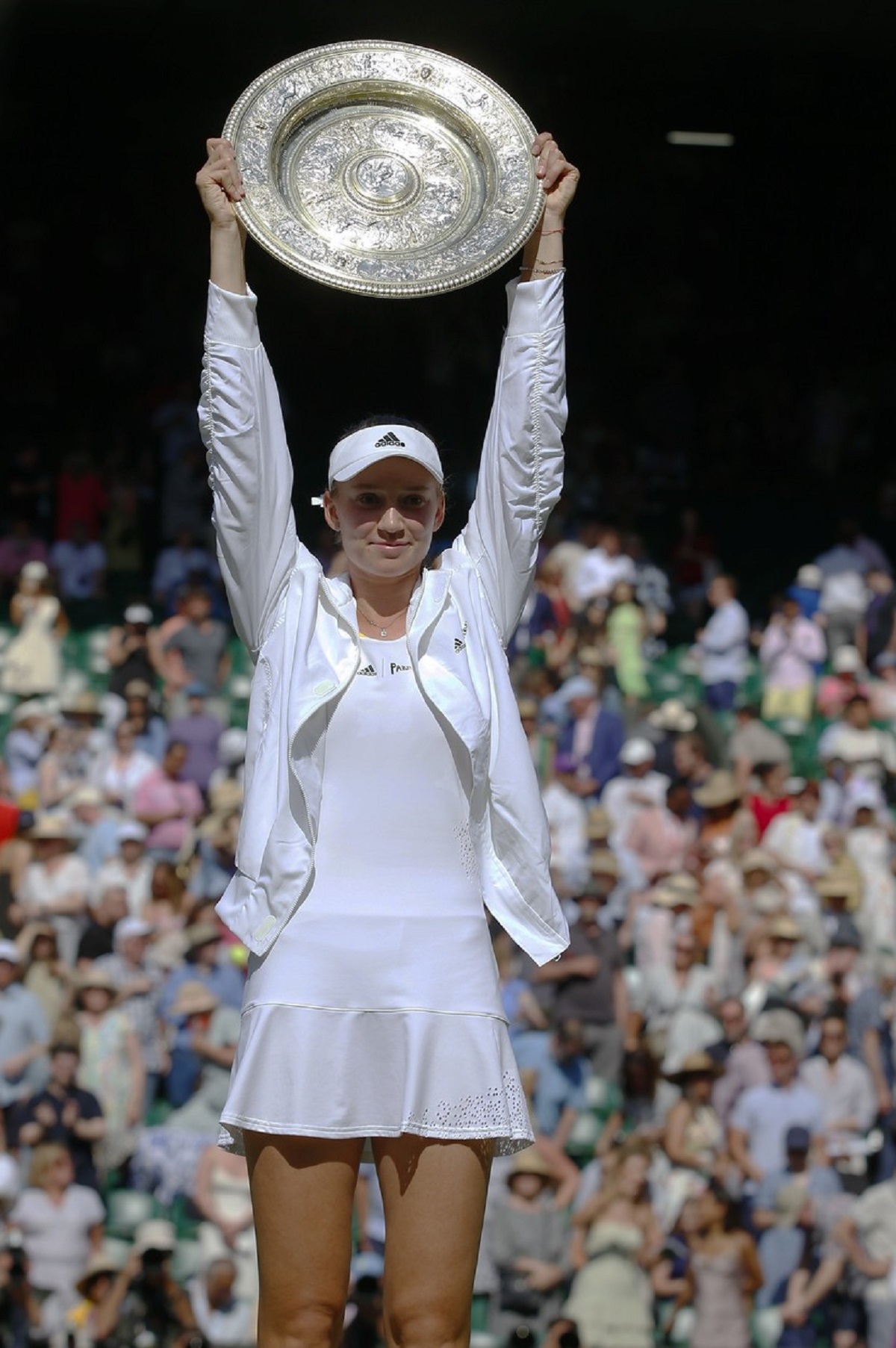 Elena Rybakina în timp ce ridică trofeul de la Wimbledon în fața publicului
