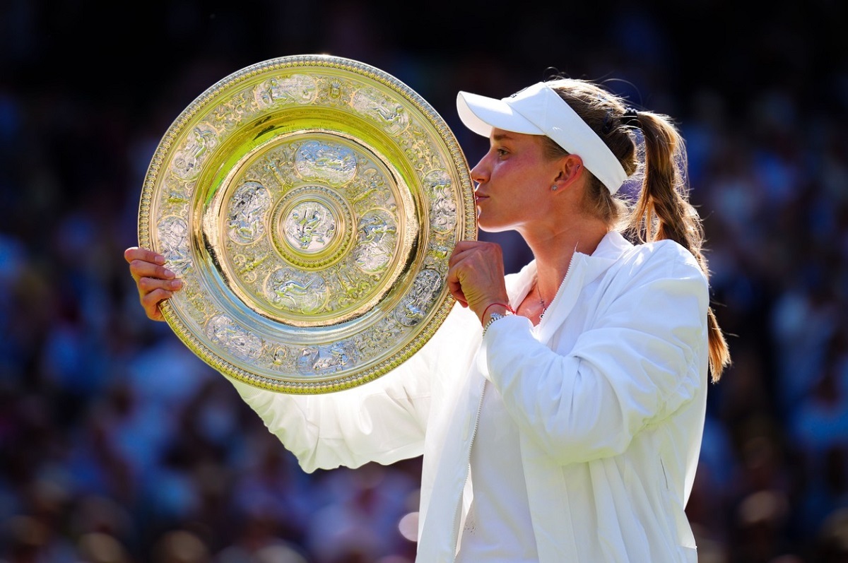 Elena Rybakina este noua campioană de la Wimbledon și pozează sărutând trofeul