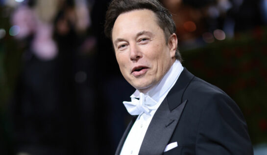 Elon Musk, la un eveniment monden, îmbrăcat elegant