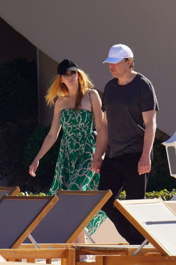Natasha Bassett într-o rochie verde în timp ce se plimbă de mână cu miliardarul și fondatorul Tesla, fiind una din femeile de pe lista cu relațiile lui Elon Musk