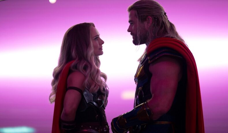 Natalie Portman și Chris Hemsworth în filmul Thor Love and Thunder, care se află pe lista de filme noi care apar în luna iulie 2022