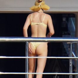 Gigi Hadid pozată cu spatele în timp ce poartă un costum de baie din două piese și se află pe iaht cu familia Beckham