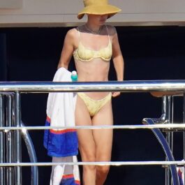 Gigi Hadid într-un costum de baie din două piese a mers în vacanță cu familia Beckham