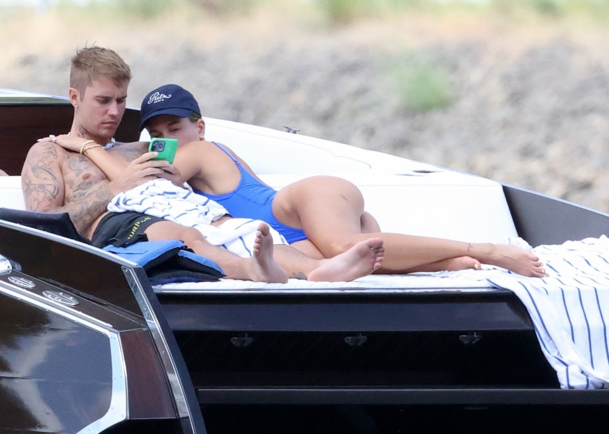 Hailey și Justin Bieber privesc amândoi în telefon