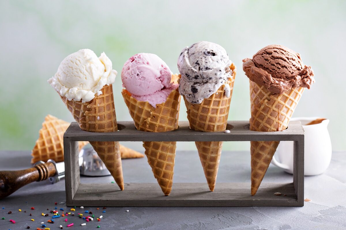 Patru cornete cu înghețată din diferite sortimente pentru a ilustra faptul că înghețata ar putea avea un efect negativ asupra organismului tău
