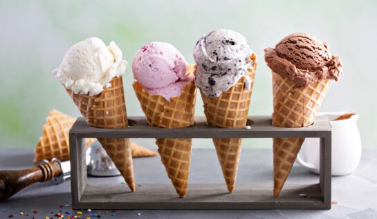 Patru cornete cu înghețată din diferite sortimente pentru a ilustra faptul că înghețata ar putea avea un efect negativ asupra organismului tău