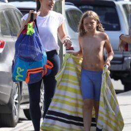 Jennifer Garner a mers să-și ia fiul de la înot și a fost fotografiată într-un tricou alb și o pereche de colanți negri