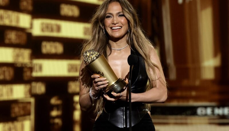 Jennifer Lopez într-un costum de piele negru în timp ce ia parte la MTV Movie Awards 2022