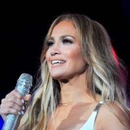 Jennifer Lopez cu un microfon în mână în timp participă la iHeart Radio 2019