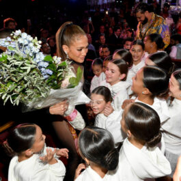 Jennifer Lopez primește un buchet imens de flori de la copii