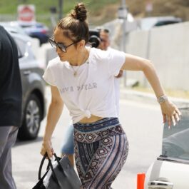 Jennifer Lopez a maers la o sală de dans din Los Angeles purtând un crop top alb și o pereche de pantaloni evazați