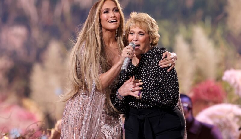 Jennifer Lopez pe scenă la VAX Live 2019 alături de mama sa, Guadalupe Rodriguez