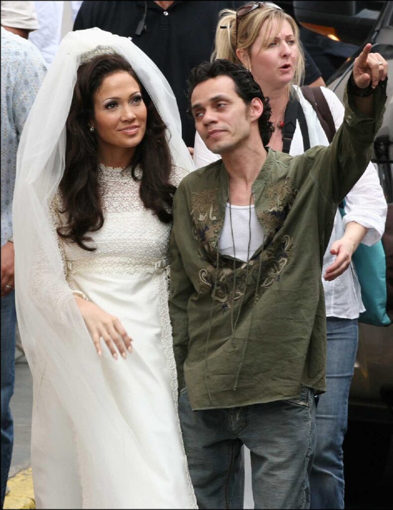Jennifer Lopez într-o rochie de miereasă albă alături de soțul său Marc Anthony în filmul El Cantante din anul 2004