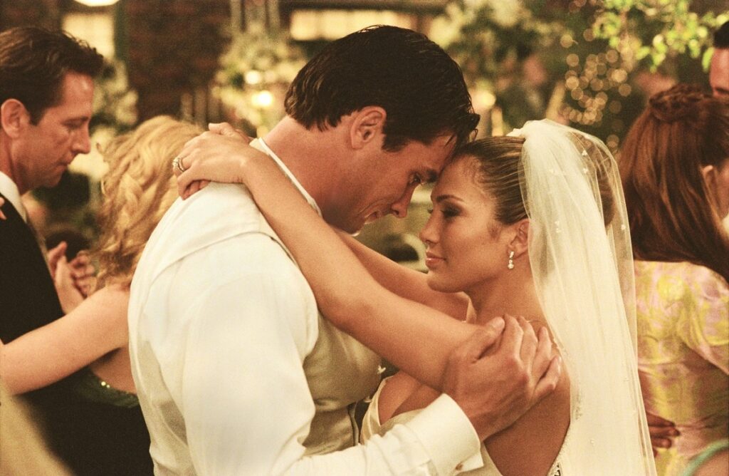 Jennifer Lopez în rochie de mireasă în timp ce dansează alături de actorul Bill Campbell în gilmul Enough din anul 2002