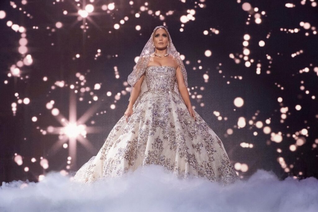Jennifer Lopez îmbrăcată în rochie de mirească pe scenă în filmul Marry Me lansat în anul 2022