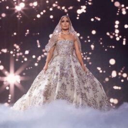 Jennifer Lopez îmbrăcată în rochie de mirească pe scenă în filmul Marry Me lansat în anul 2022