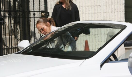 Jennifer Lopez a purtat o jachetă în carouri și blugi largi. Vedeta a fost fotografiată în timp ce pleca de la un studio de dans din Los Angeles