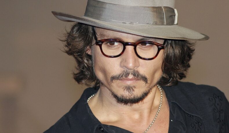 Johnny Depp cu o pălărie pe cap la premiera filmului Pirații din Caraibe din Tokyo