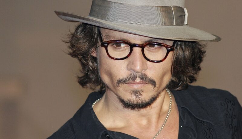 Johnny Depp cu o pălărie pe cap la premiera filmului Pirații din Caraibe din Tokyo
