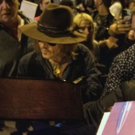 Johnny Depp în timp ce oferă autografe în Paris