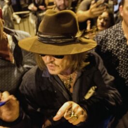Johnny Depp a dat autografe în Paris fanilor care l-au așteptat în fața unu restaurant