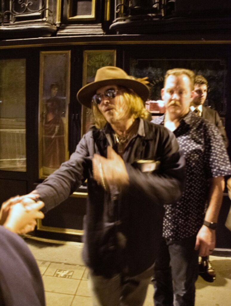 Johnny Depp a foferit multe autografe la ieșirea unui restaurant din Paris
