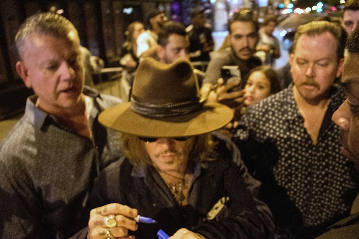 Johnny Depp semnând autpgrafe mulțimii din Paris