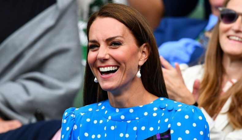 Kate Middleton a participat la Wimbledon și a purtat o rochie albastră cu buline albe
