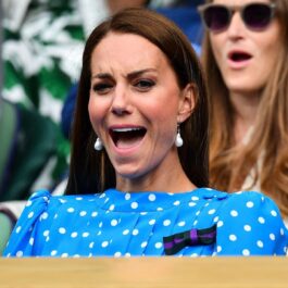 Kate Middleton într-o rochie albastră cu buline în timp ce se află în tribună la Wimbledon