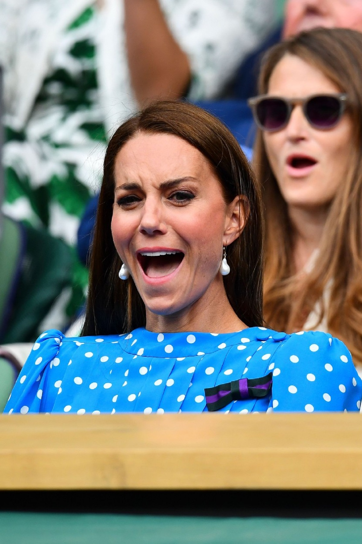 Kate Middleton într-o rochie albastră cu buline în timp ce se află în tribună la Wimbledon