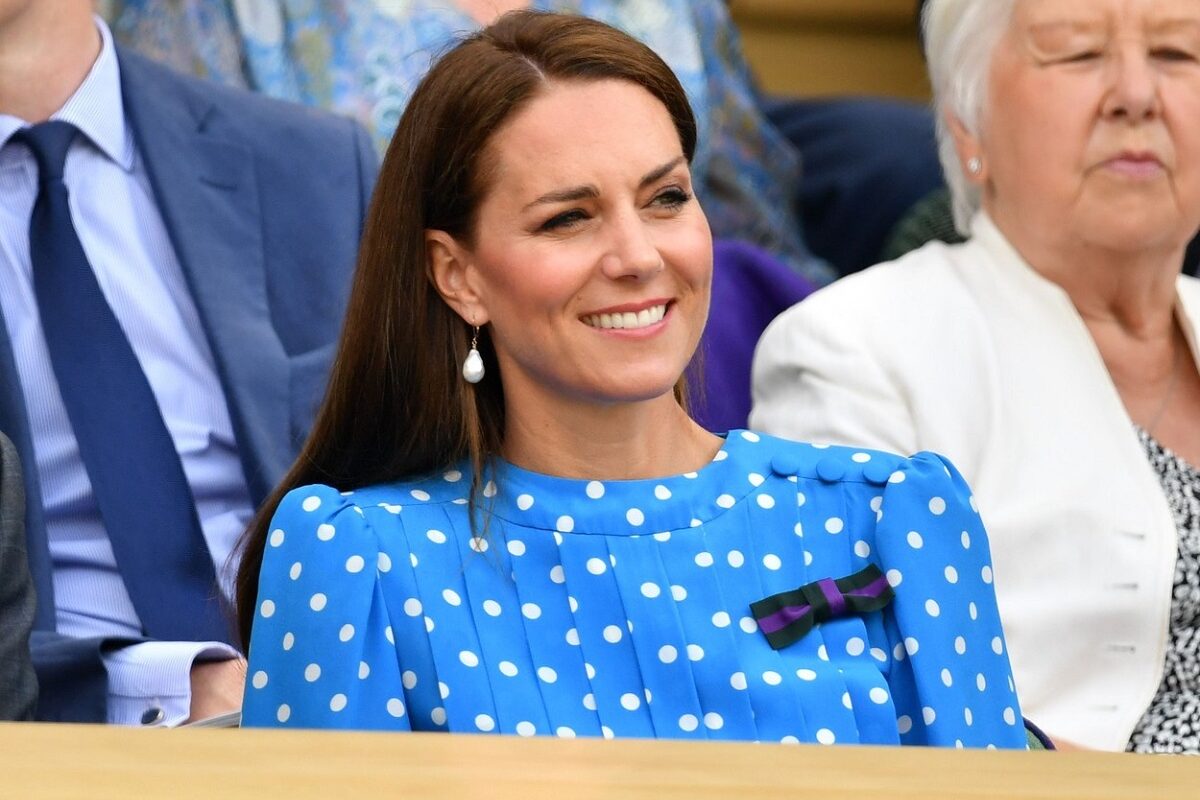 Kate Middleton într-o rochie albastră cu buline albe în timp ce participă la Wimbledon