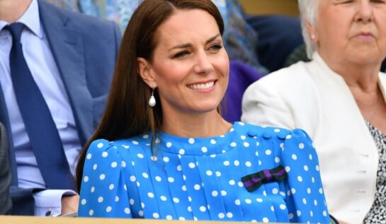 Kate Middleton într-o rochie albastră cu buline albe în timp ce participă la Wimbledon