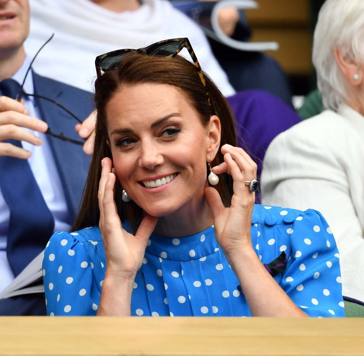 Kate Middleton a folosit un accesoriu special pentru a-și accesoriza părul și a preferat să-l prindă cu ajutorul ochelarilor de soare