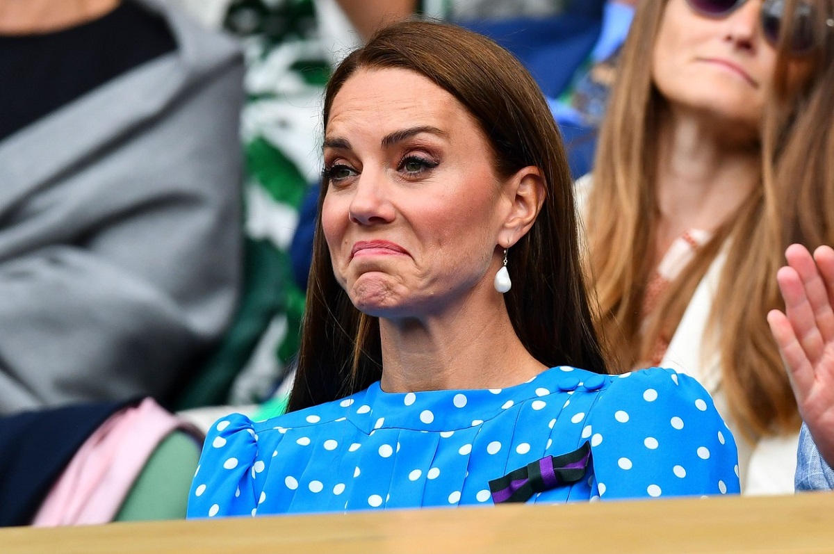 Kate Middleton a participat la Wimbledon și a purtat o rochie albastră cu buline albe