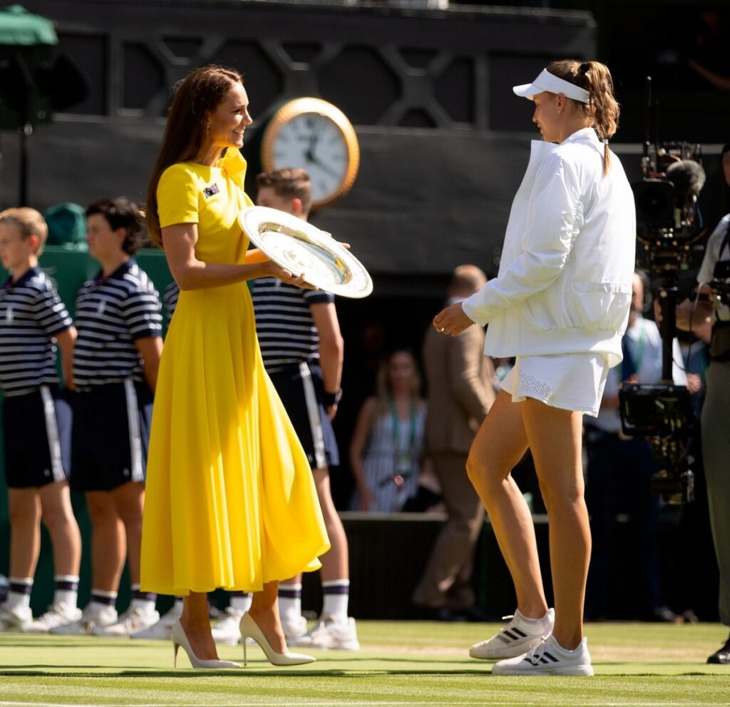 Elena Rybakina în timp ce acceptă trofeul de la Wimbledon de la Kate Middleton