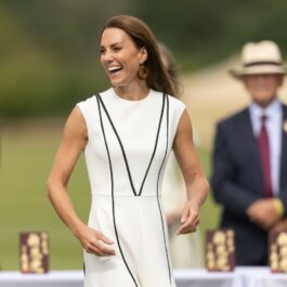Kate Middleton, într-o rochie albă, la un meci caritabil de polo