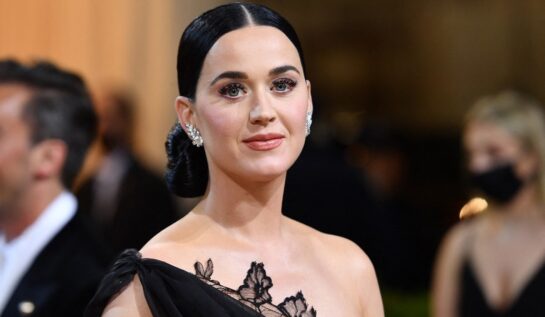 Katy Perry într-o rochie neagră în timp ce pozează la Met Gala 2022