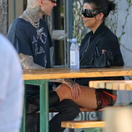 Kourney Kardashian, discută cu soțul ei, pe o stradă din Malibu