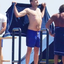 Leonardo DiCaprio a mers în vacanță cu prietenii în St Tropez și a fost pozat în timp ce se ștergea pe spate cu un prosop albastru