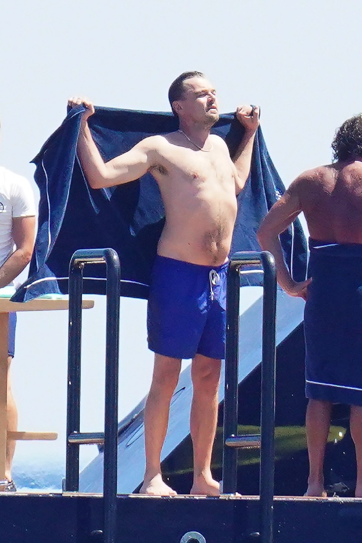 Leonardo DiCaprio a mers în vacanță cu prietenii în St Tropez și a fost pozat în timp ce se ștergea pe spate cu un prosop albastru