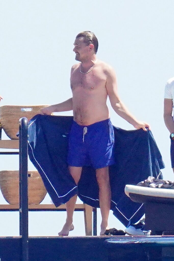Leonardo DiCaprio a mers în vacanță cu prietenii și a fost surprins în timp ce se ștergea cu un prosop albastru