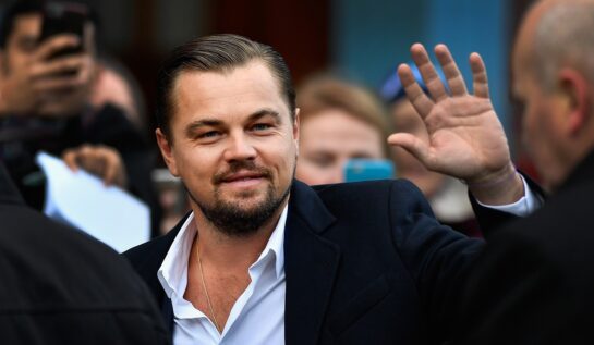 Leonardo DiCaprio a mers în vacanță cu prietenii în St Tropez. Actorul a fost surprins de fotografi fără tricou