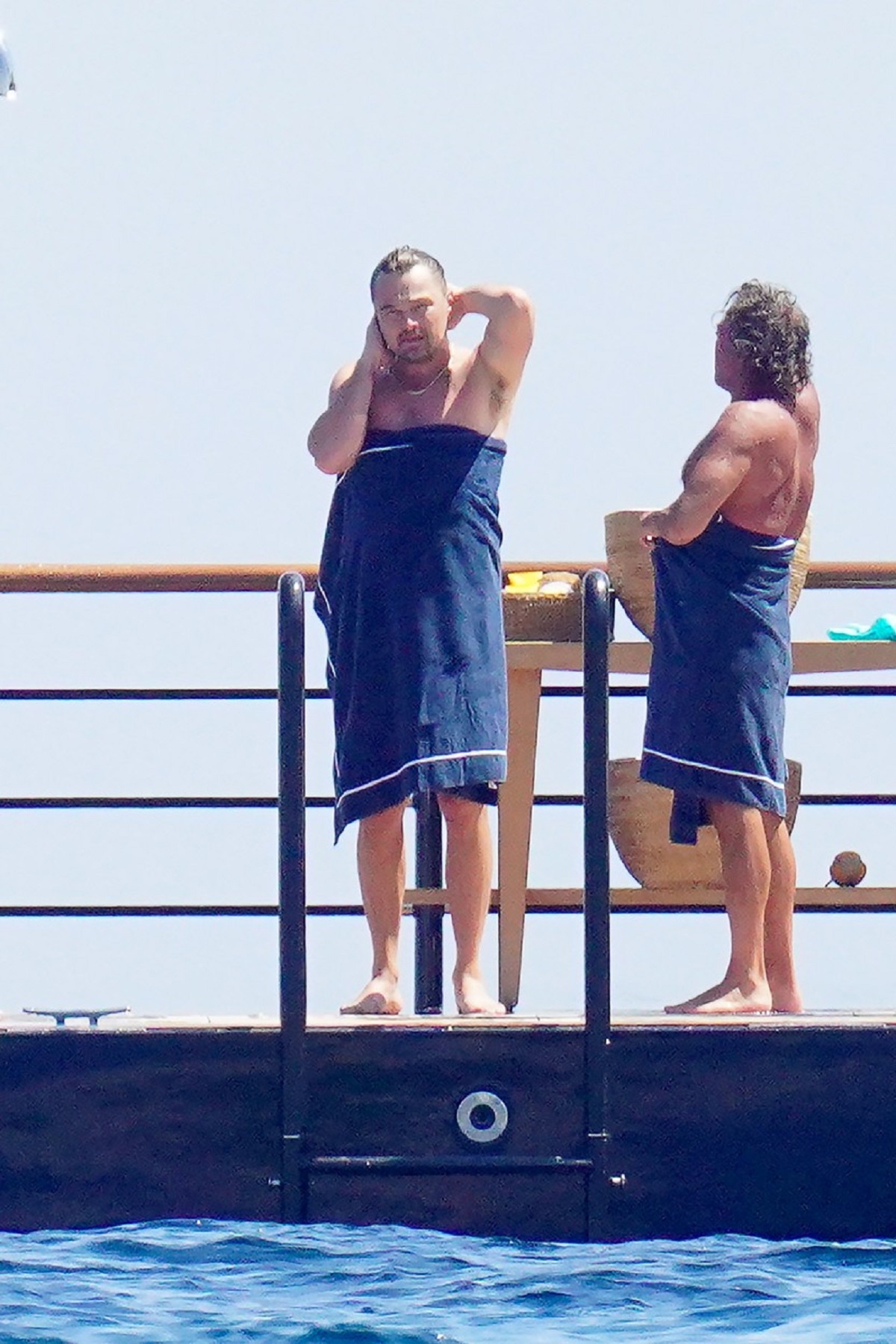 Leonardo DiCaprio a mers în vacanță alături de un grup de prieteni și a fost surrins de fotografi în timp ce stătea înfășurat într-un prosup