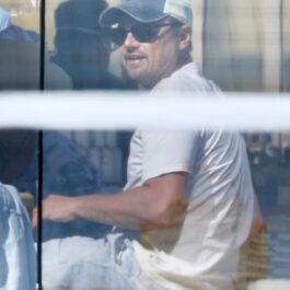 Leonardo DiCaprio într-un tricou alb în timp ce se află la o terasă de pe o plajă din Malibu