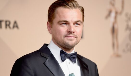 Leonardo DiCaprio îmbrăcat la costum în timp ce ia parte la Annual Screen Actors Guild Awards din anul 2016